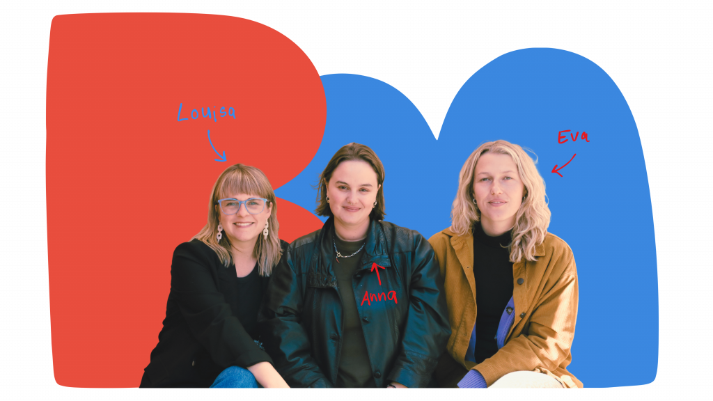 drei Frauen lächelnd vor Formen in rot und blau, die ihr Logo wieder spiegeln